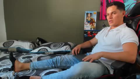 julian_wallace1 online show from 05/22/26, 08:36
