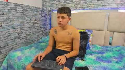 julian online show from 10/31/25, 04:08