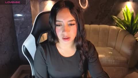 Snapshot of juliana_tx chatting on 12/22/25, 12:57 Online 2200 to 600 online show from 12/22/25, 12:57