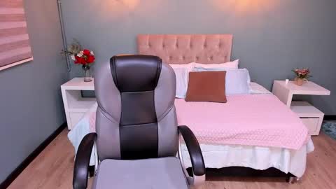 Snapshot of julianne__ chatting on 03/08/25, 10:32 Julianne online show from 03/08/25, 10:32