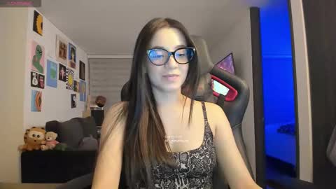 Snapshot of julidavila chatting on 10/14/25, 01:28 Jeimy Help me to reach 100 thumbs up online show from 10/14/25, 01:28