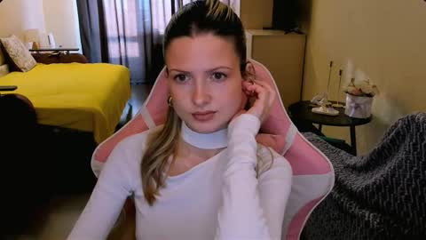 Julie online show from 03/06/26, 04:31