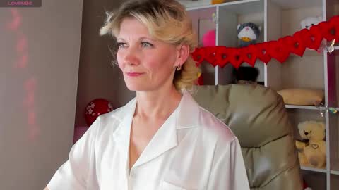 Snapshot of julie_lucasss chatting on 02/14/26, 09:06 Julie Lucasss online show from 02/14/26, 09:06