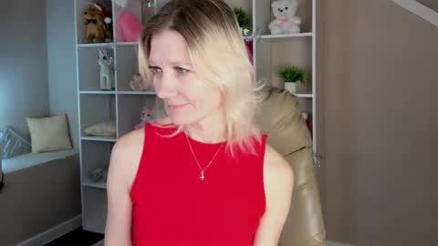 Julie Lucasss online show from 03/11/26, 12:38