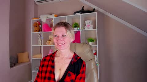 Julie Lucasss online show from 03/15/26, 01:00