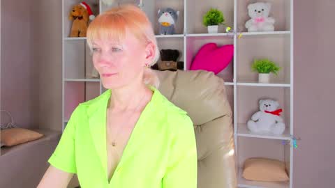 Julie Lucasss online show from 03/31/26, 09:21