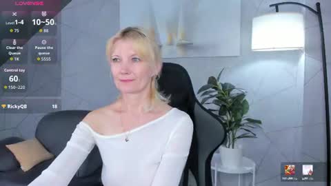 Snapshot of julie_lucasss chatting on 06/26/26, 12:15 Julie Lucasss online show from 06/26/26, 12:15