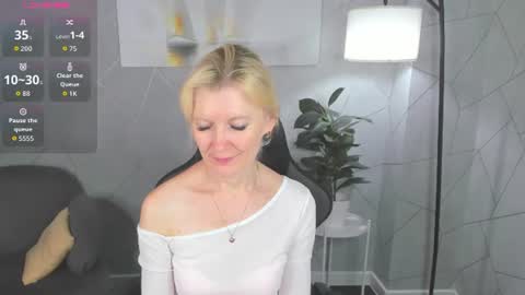 Snapshot of julie_lucasss chatting on 07/07/26, 12:35 Julie Lucasss online show from 07/07/26, 12:35