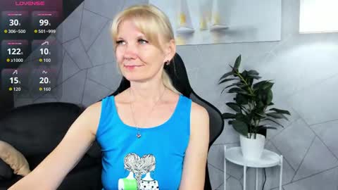 Snapshot of julie_lucasss chatting on 07/15/26, 12:05 Julie Lucasss online show from 07/15/26, 12:05