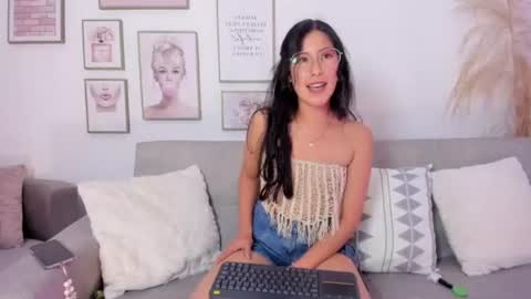 Snapshot of juliee_ross chatting on 06/18/26, 01:37 juliee_ross online show from 06/18/26, 01:37