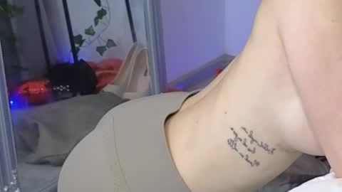 Snapshot of juliejuliette chatting on 02/28/25, 05:37 Julia online show from 02/28/25, 05:37