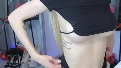 Snapshot of juliejuliette chatting on 03/10/25, 04:03 Julia online show from 03/10/25, 04:03