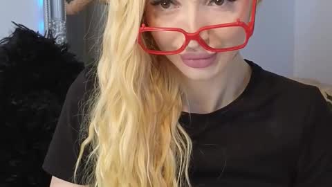 Snapshot of juliejuliette chatting on 09/15/25, 11:43 Julia online show from 09/15/25, 11:43