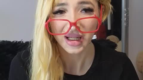 Snapshot of juliejuliette chatting on 10/22/25, 11:43 Julia online show from 10/22/25, 11:43