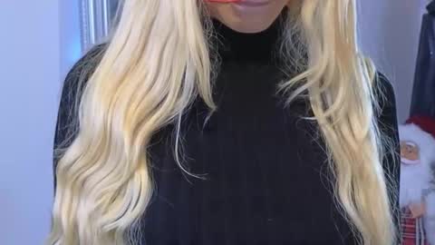 Snapshot of juliejuliette chatting on 12/17/25, 01:06 Julia online show from 12/17/25, 01:06