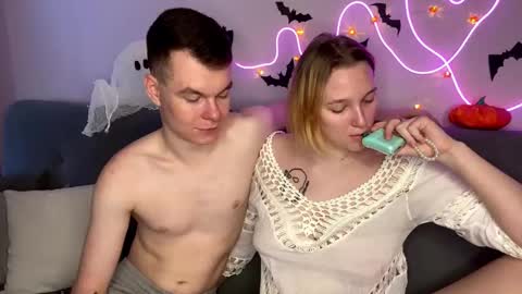 Snapshot of julielourens chatting on 10/31/25, 08:04 Julie and Thomas online show from 10/31/25, 08:04