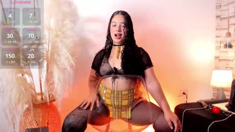 Snapshot of julieta_333 chatting on 11/17/25, 01:28 julieta_333 online show from 11/17/25, 01:28