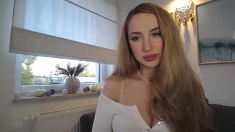 Snapshot of juliettesensual chatting on 10/19/25, 03:23 JulietteSensual online show from 10/19/25, 03:23
