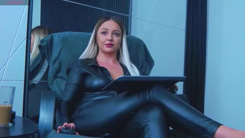 Snapshot of julliamilerrr chatting on 10/18/25, 09:21 Julia online show from 10/18/25, 09:21