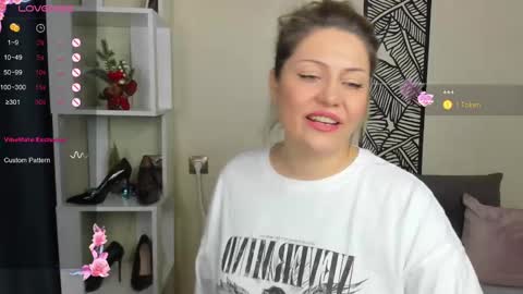 Snapshot of jully_rox chatting on 12/09/24, 02:02 Jully online show from 12/09/24, 02:02