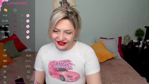 Snapshot of jully_rox chatting on 02/15/25, 08:44 Jully online show from 02/15/25, 08:44