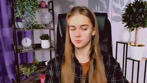 junewoods online show from 12/17/25, 06:19