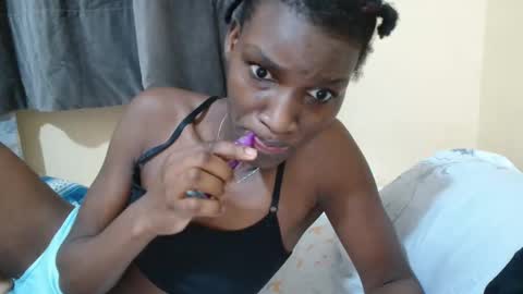 Snapshot of just_ebonee chatting on 10/29/25, 06:15 just ebonee online show from 10/29/25, 06:15