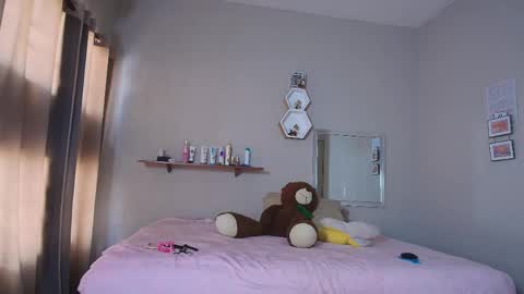 Snapshot of just_isa chatting on 05/29/26, 08:29 Isa y Luci online show from 05/29/26, 08:29
