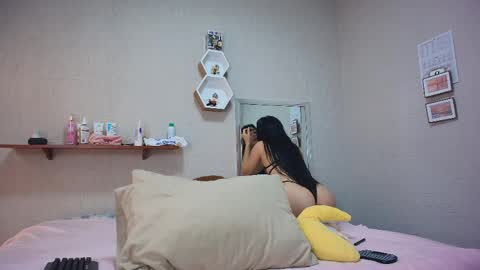 Snapshot of just_isa chatting on 05/30/26, 04:15 Isa y Luci online show from 05/30/26, 04:15