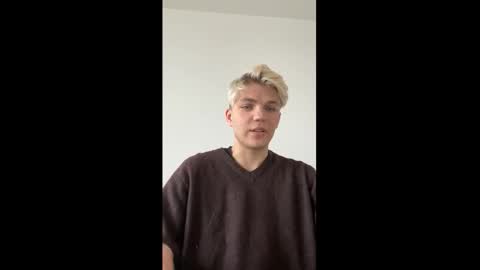 Snapshot of justin_cutie chatting on 12/14/25, 01:49 U bf Justin online show from 12/14/25, 01:49