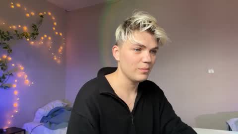 Snapshot of justin_cutie chatting on 12/17/25, 09:48 U bf Justin online show from 12/17/25, 09:48