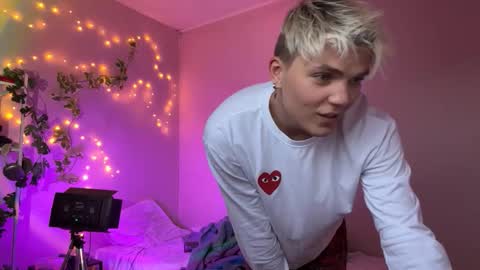 Snapshot of justin_cutie chatting on 12/18/25, 03:51 U bf Justin online show from 12/18/25, 03:51