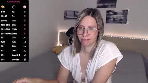 Snapshot of justmexy7 chatting on 09/09/25, 04:06 Julie online show from 09/09/25, 04:06