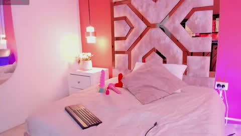 Mia online show from 04/16/26, 12:55