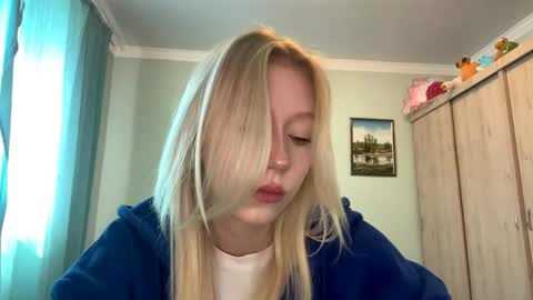 Mia 1st day here online show from 06/01/26, 12:07