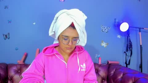 kaira_mosse_ online show from 04/19/26, 11:42