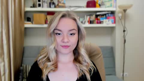 Snapshot of kara_smith_ chatting on 10/31/25, 12:11 Kara. Off from 15th till 24th of December online show from 10/31/25, 12:11