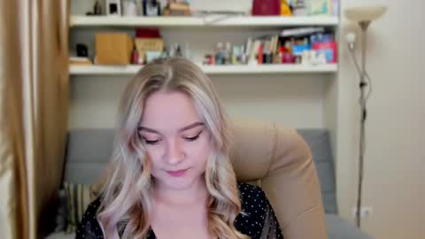 Snapshot of kara_smith_ chatting on 10/31/25, 11:17 Kara. Off from 15th till 24th of December online show from 10/31/25, 11:17