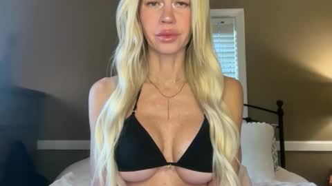 Snapshot of karabearr chatting on 11/18/25, 02:21 kara online show from 11/18/25, 02:21