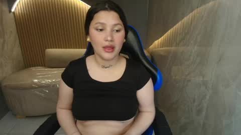 Snapshot of karen__r chatting on 04/14/26, 04:40 Karen online show from 04/14/26, 04:40