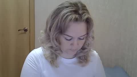 Snapshot of karennelsonx chatting on 10/14/25, 10:27 karennelsonx online show from 10/14/25, 10:27