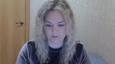 Snapshot of karennelsonx chatting on 10/18/25, 03:57 karennelsonx online show from 10/18/25, 03:57