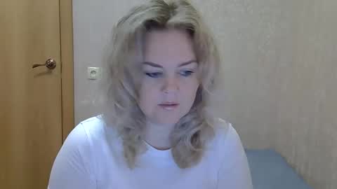 Snapshot of karennelsonx chatting on 10/19/25, 01:12 karennelsonx online show from 10/19/25, 01:12