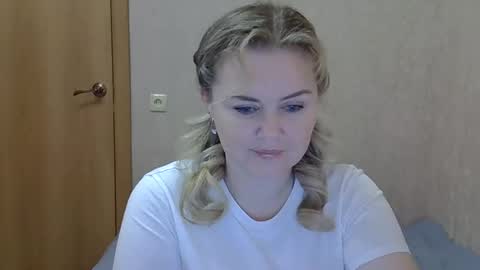 Snapshot of karennelsonx chatting on 11/26/25, 02:07 karennelsonx online show from 11/26/25, 02:07