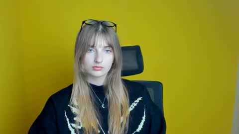 Snapshot of karla_flower chatting on 09/17/25, 11:12 Karla online show from 09/17/25, 11:12