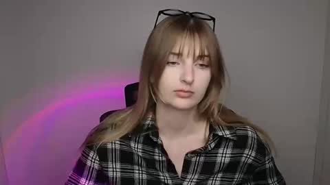 Snapshot of karla_flower chatting on 09/28/25, 11:04 Karla online show from 09/28/25, 11:04