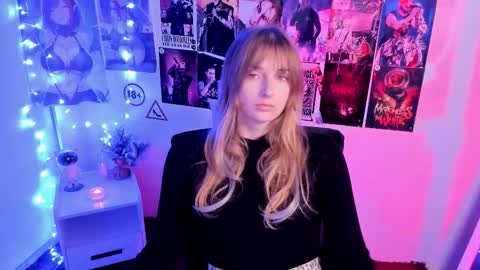 Snapshot of karla_flower chatting on 10/23/25, 06:45 Karla online show from 10/23/25, 06:45