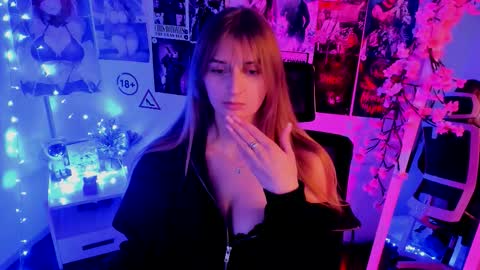 Snapshot of karla_flower chatting on 11/13/25, 01:43 Karla online show from 11/13/25, 01:43