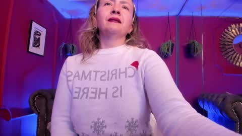 Snapshot of karlaa_evanss chatting on 11/14/25, 03:16 carla online show from 11/14/25, 03:16