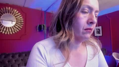 Snapshot of karlaa_evanss chatting on 11/20/25, 03:18 carla online show from 11/20/25, 03:18